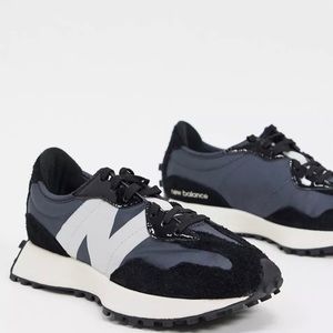 Lightly used size 6 navy New Balance 327 WOMENS